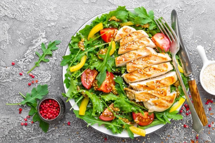 سلطة دجاج مشوي