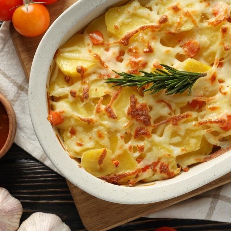 صينية البطاطس المحمرة بالجبن