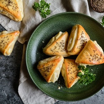 فطائر الجبن الأبيض بالبقدونس