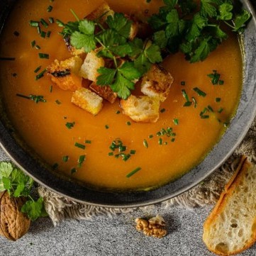 شوربة البطاطا الحلوة بالجوز المدخن