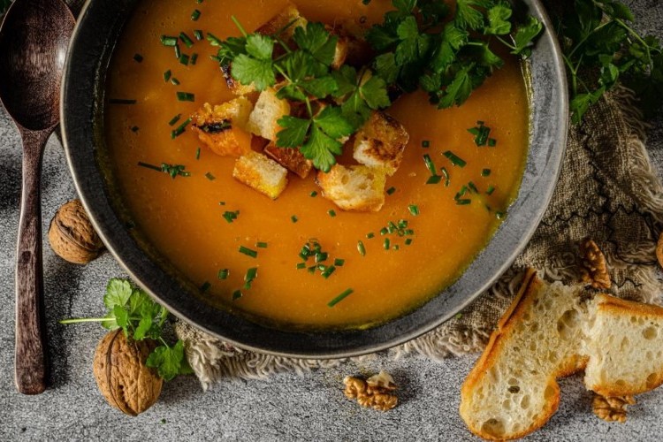 شوربة البطاطا الحلوة بالجوز المدخن