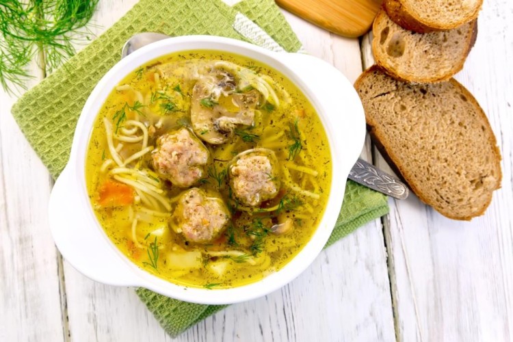 شوربة الشعيرية بكرات اللحمة
