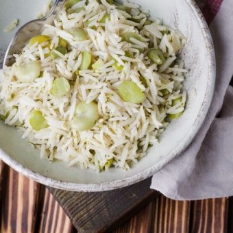 مقلوبة الفول الأخضر بالكزبرة والثوم