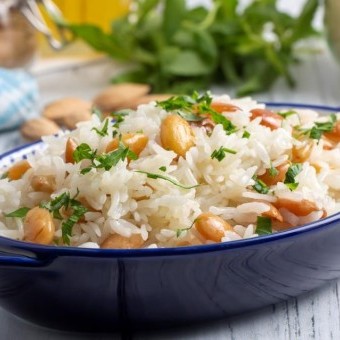 أرز بسمتي بالزبيب واللوز