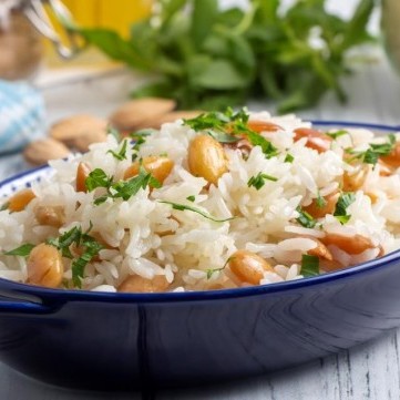 أرز بسمتي بالزبيب واللوز