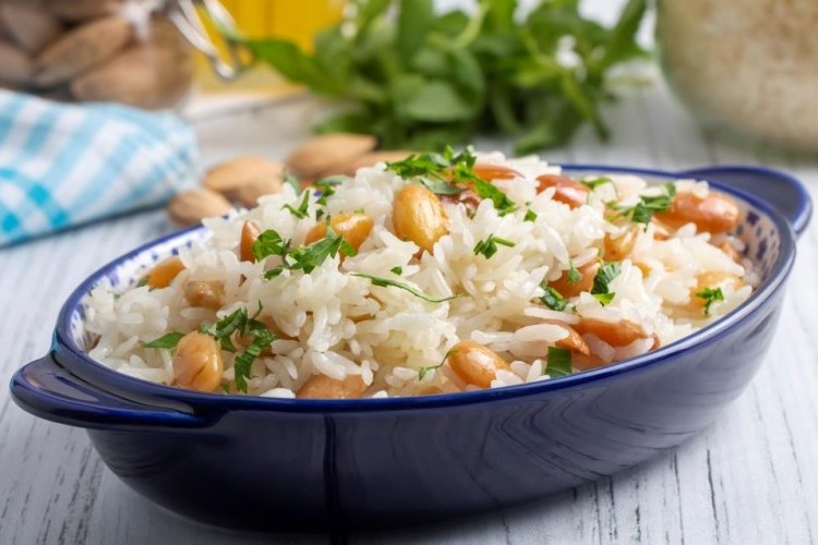 أرز بسمتي بالزبيب واللوز