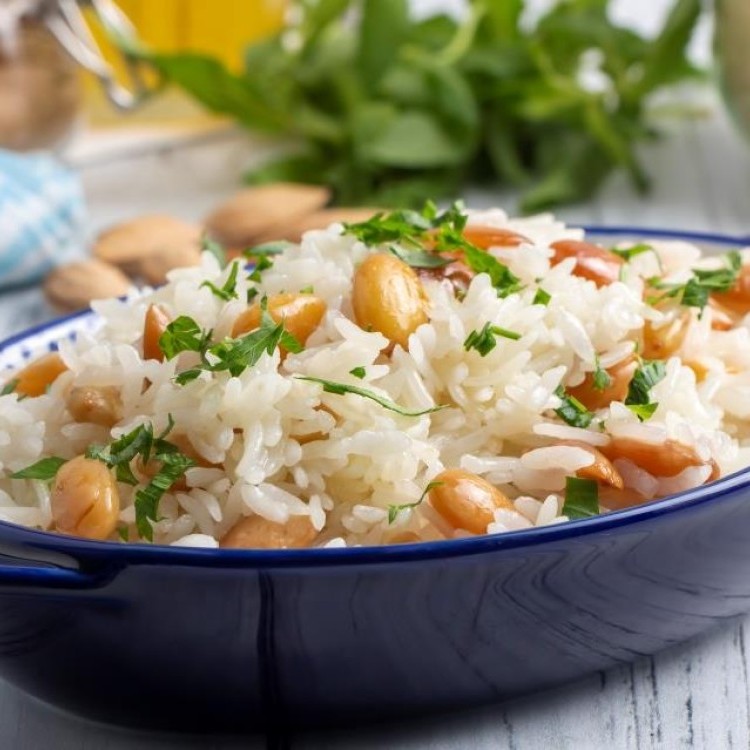أرز بسمتي بالزبيب واللوز