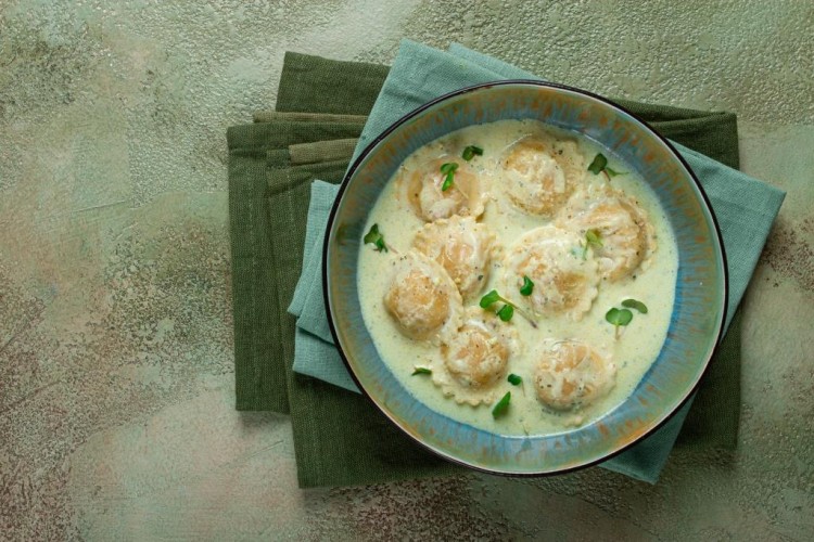 شوربة الفطر بالرافيولي