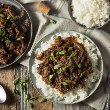 لحم بصوص البصل مع الأرز