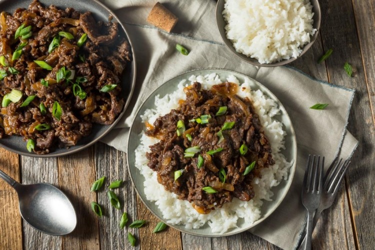 لحم بصوص البصل مع الأرز