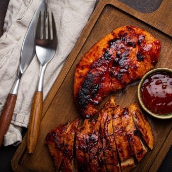 دجاج مشوي بصوص الباربكيو الحلو والحار