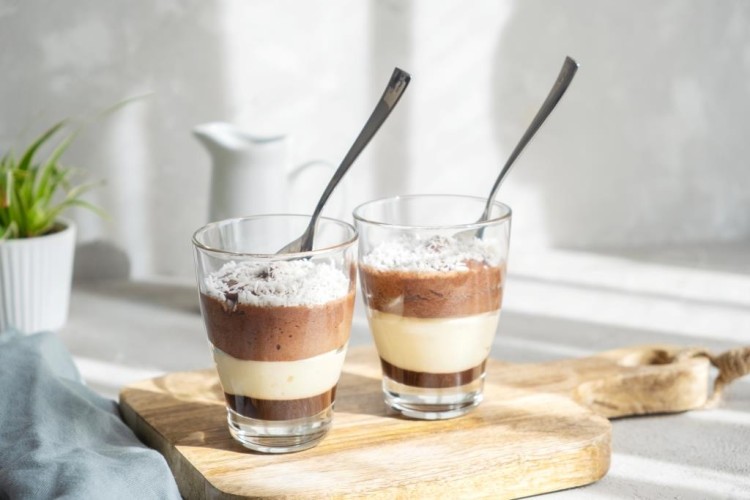 حلى بياض الثلج بالكاكاو وجوز الهند