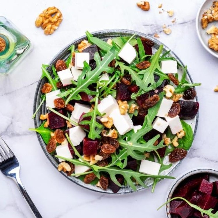 سلطة الجرجير بالتوت