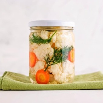 مخلل القرنبيط بالفلفل والغار