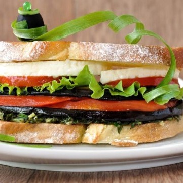 ساندويش حلوم مشوي بالباذنجان والجرجير