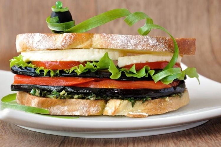 ساندويش حلوم مشوي بالباذنجان والجرجير