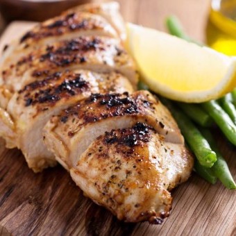 صدور دجاج مشوية مع صوص الليمون