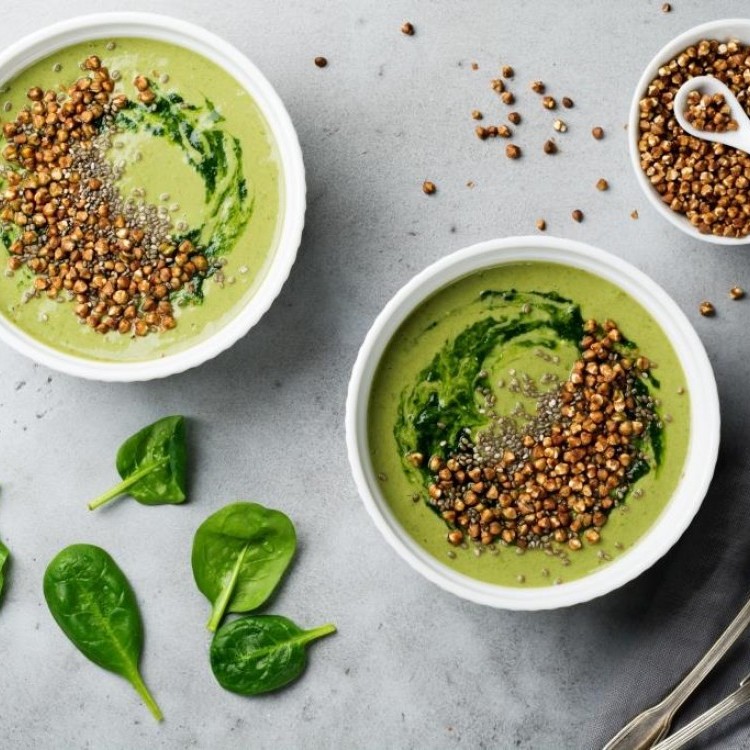 شوربة السبانخ بالكريمة الخفيفة