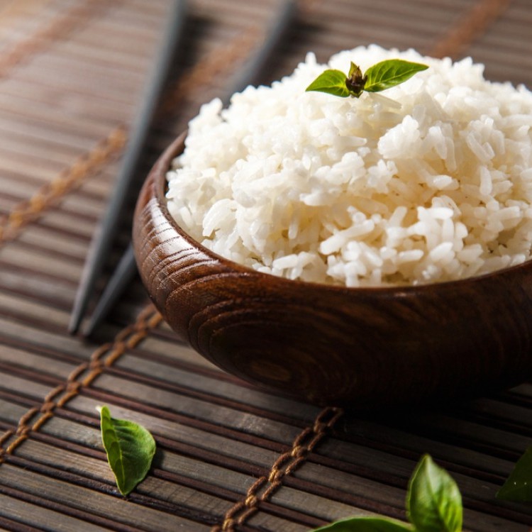 هل تواجهين صعوبات في تسخين الأرز.. الحل في قطعة ثلج