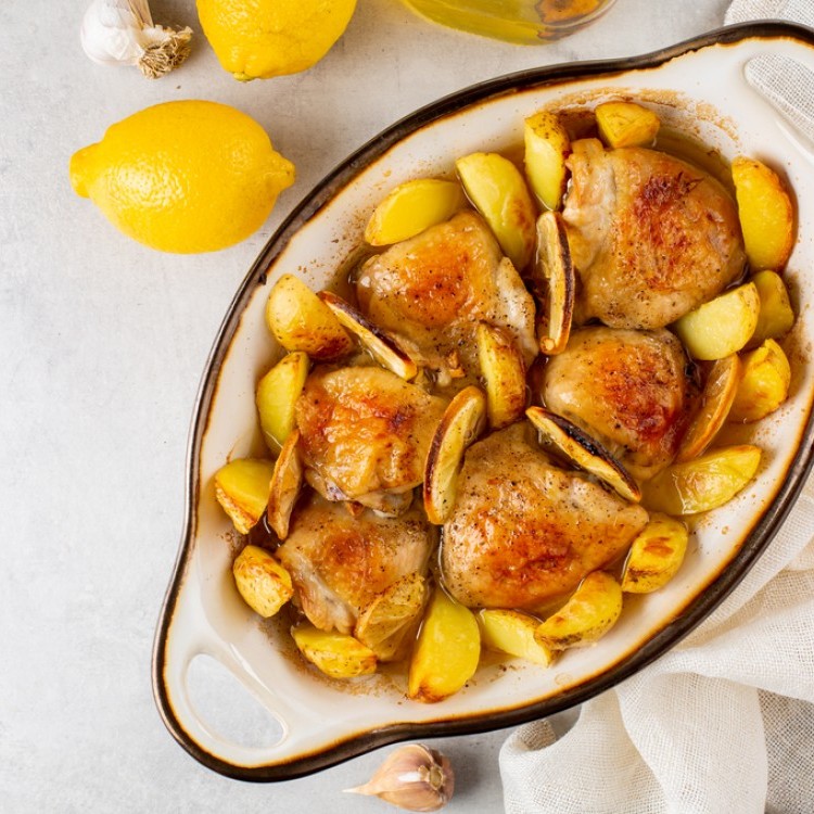 دجاج مشوي بالليمون والبطاطس من المطبخ اليوناني