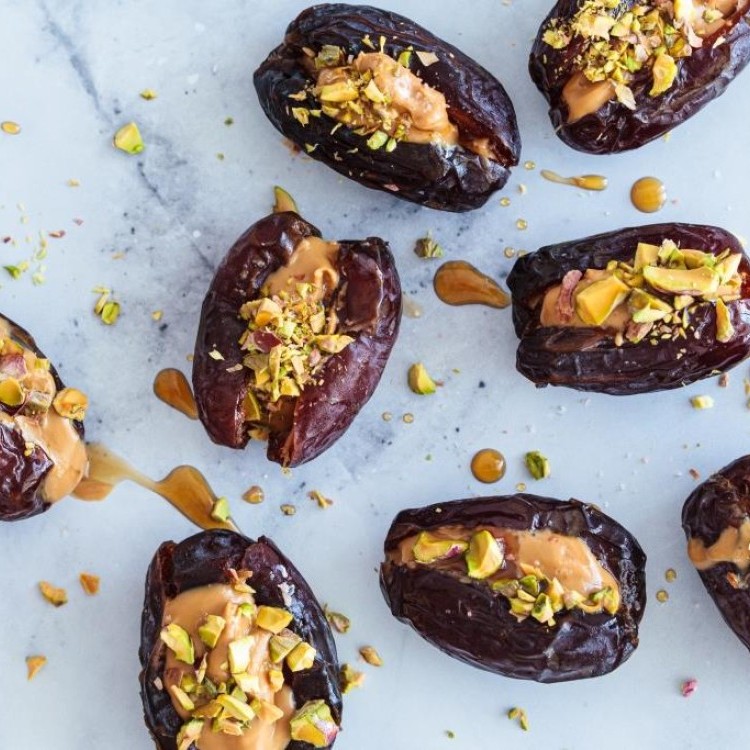 التمر وزبدة اللوز .. بداية متوازنة لإفطار رمضان