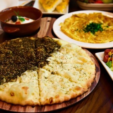 المناقيش بالزعتر وجبن العكاوي بالفرن