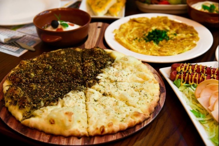 المناقيش بالزعتر وجبن العكاوي بالفرن