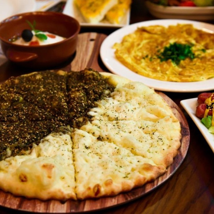 المناقيش بالزعتر وجبن العكاوي بالفرن