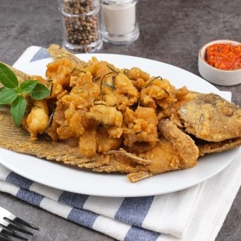 السمك المقلي المقرمش على الطريقة الخليجية