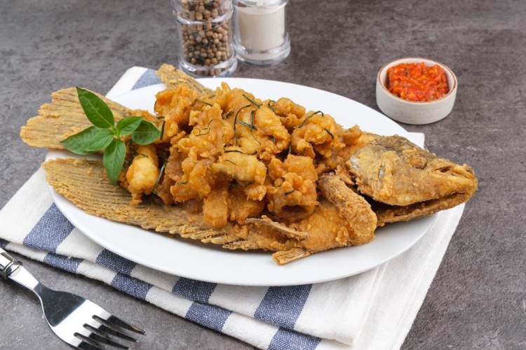 السمك المقلي المقرمش على الطريقة الخليجية