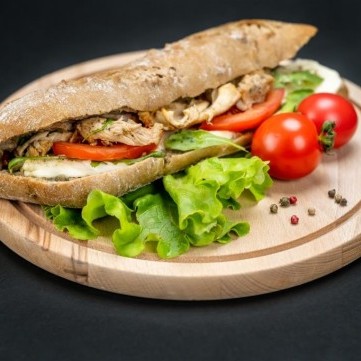 ساندويش بصدر الدجاج المشوي والخضروات