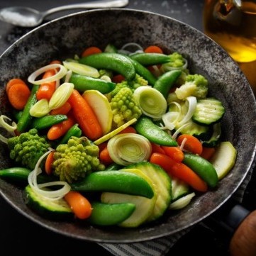 خضار سوتيه بزيت الزيتون للرجيم