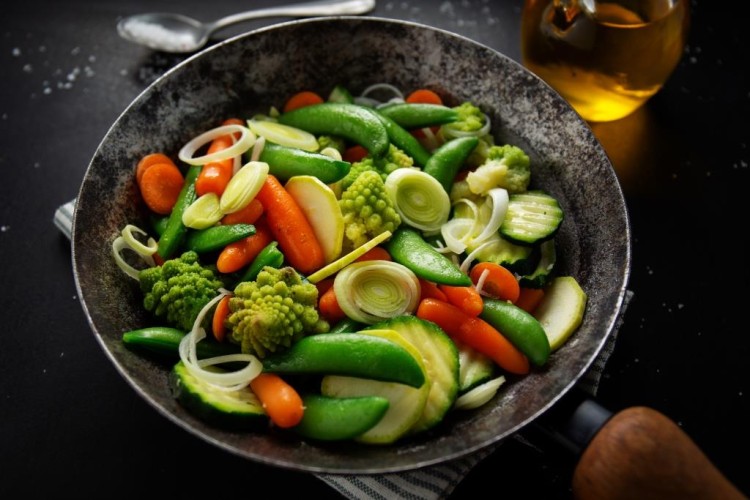 خضار سوتيه بزيت الزيتون للرجيم