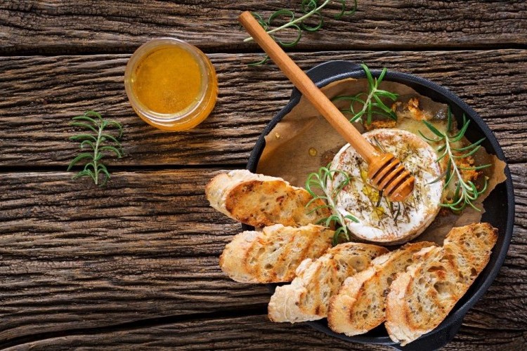 ساندويش لبنة بالعسل والمكسرات