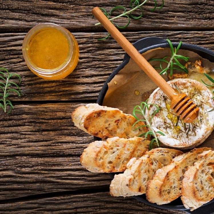 ساندويش لبنة بالعسل والمكسرات