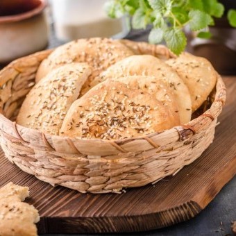 خبز الحمص بالسمسم