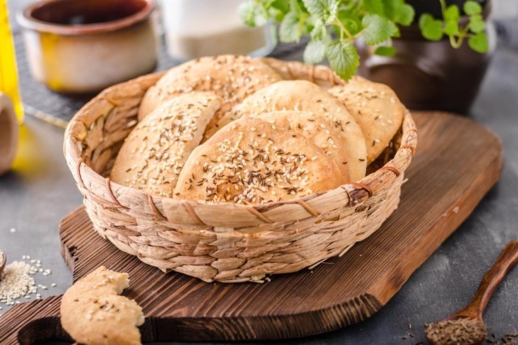 خبز الحمص بالسمسم