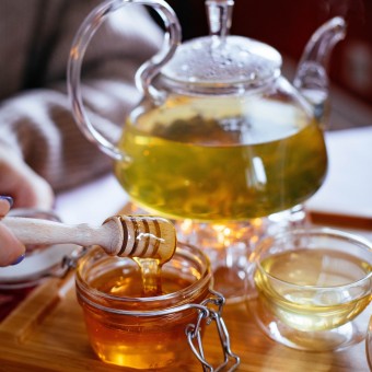 شاي أخضر بالزنجبيل والعسل