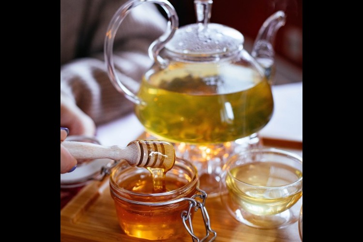 شاي أخضر بالزنجبيل والعسل