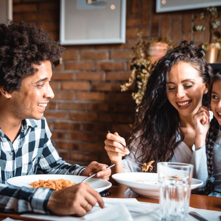 أخطاء لا ترتكبينها عند الطلب من المطعم .. ومتى عليك مغادرته؟