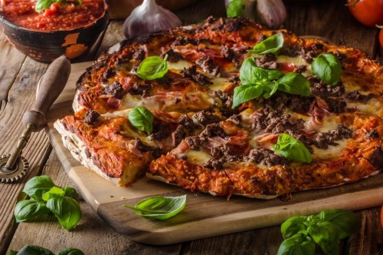 البيتزا باللحمة المفرومة