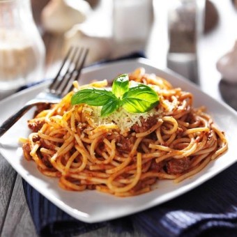مكرونة بصوص الباربكيو والبصل