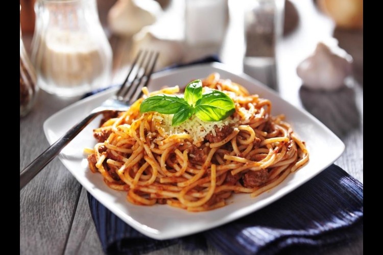 مكرونة بصوص الباربكيو والبصل