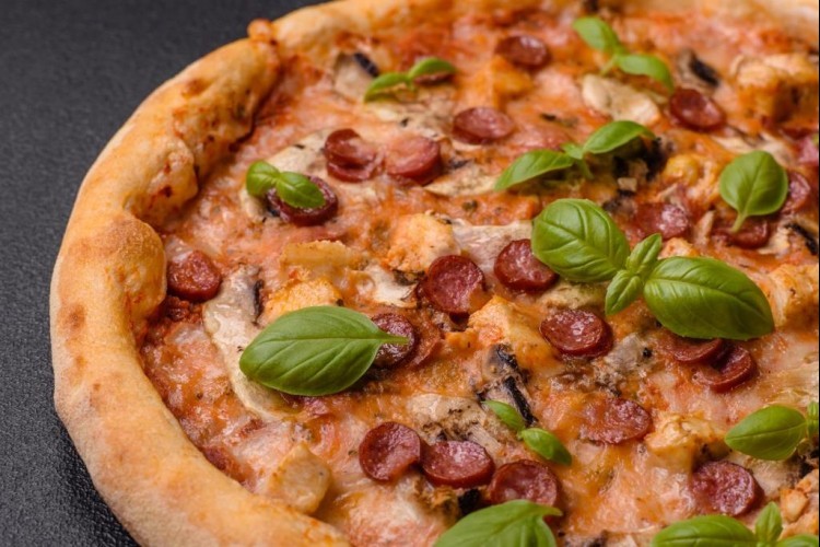 بيتزا النقانق