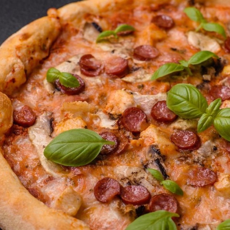 بيتزا النقانق