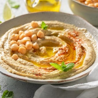 حمص بالزبادي والثوم