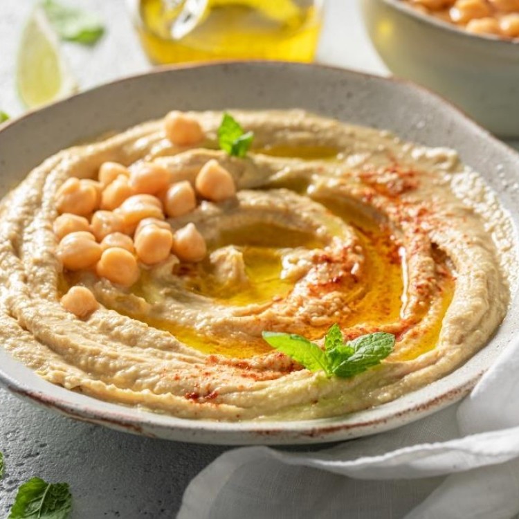 حمص بالزبادي والثوم