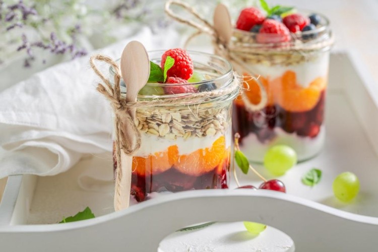 ترايفل الزبادي بالفواكة والشوفان للرجيم