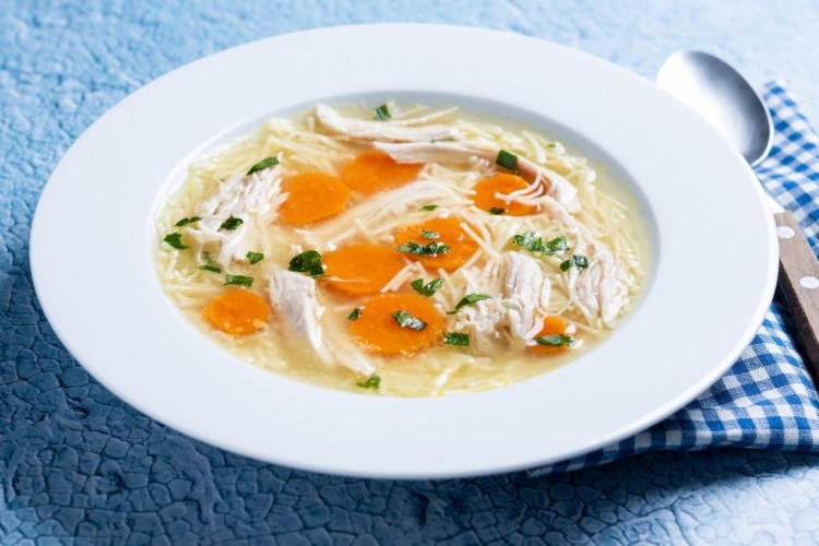 حساء الدجاج بالشعيرية