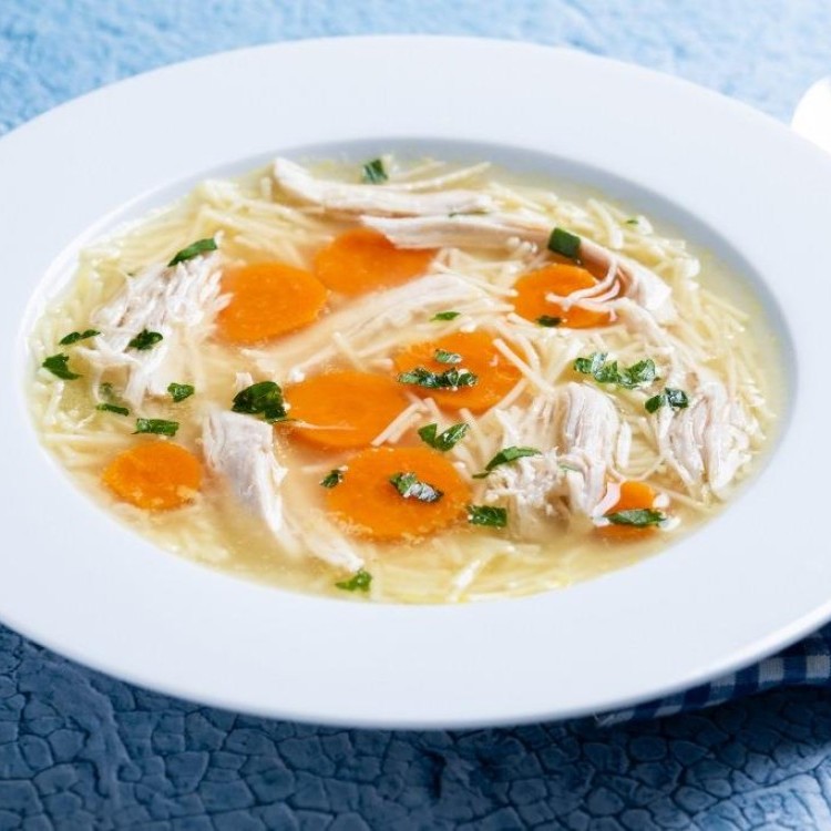 حساء الدجاج بالشعيرية